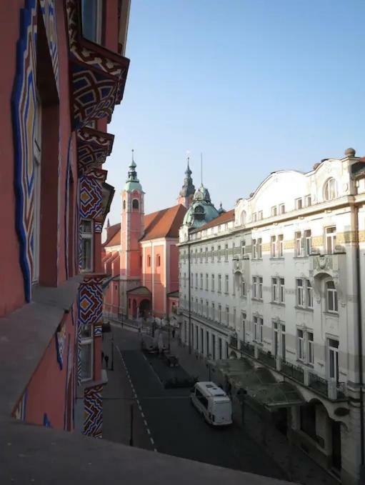 Center Marvel Lägenhet Ljubljana Exteriör bild